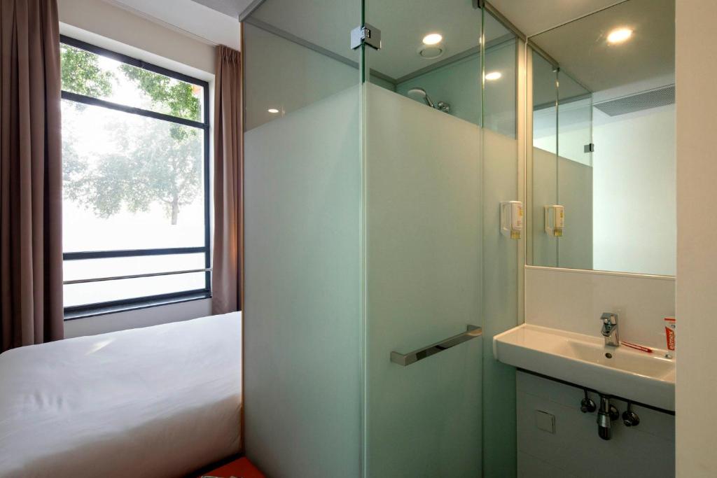 Фото EasyHotel Maastricht City Centre