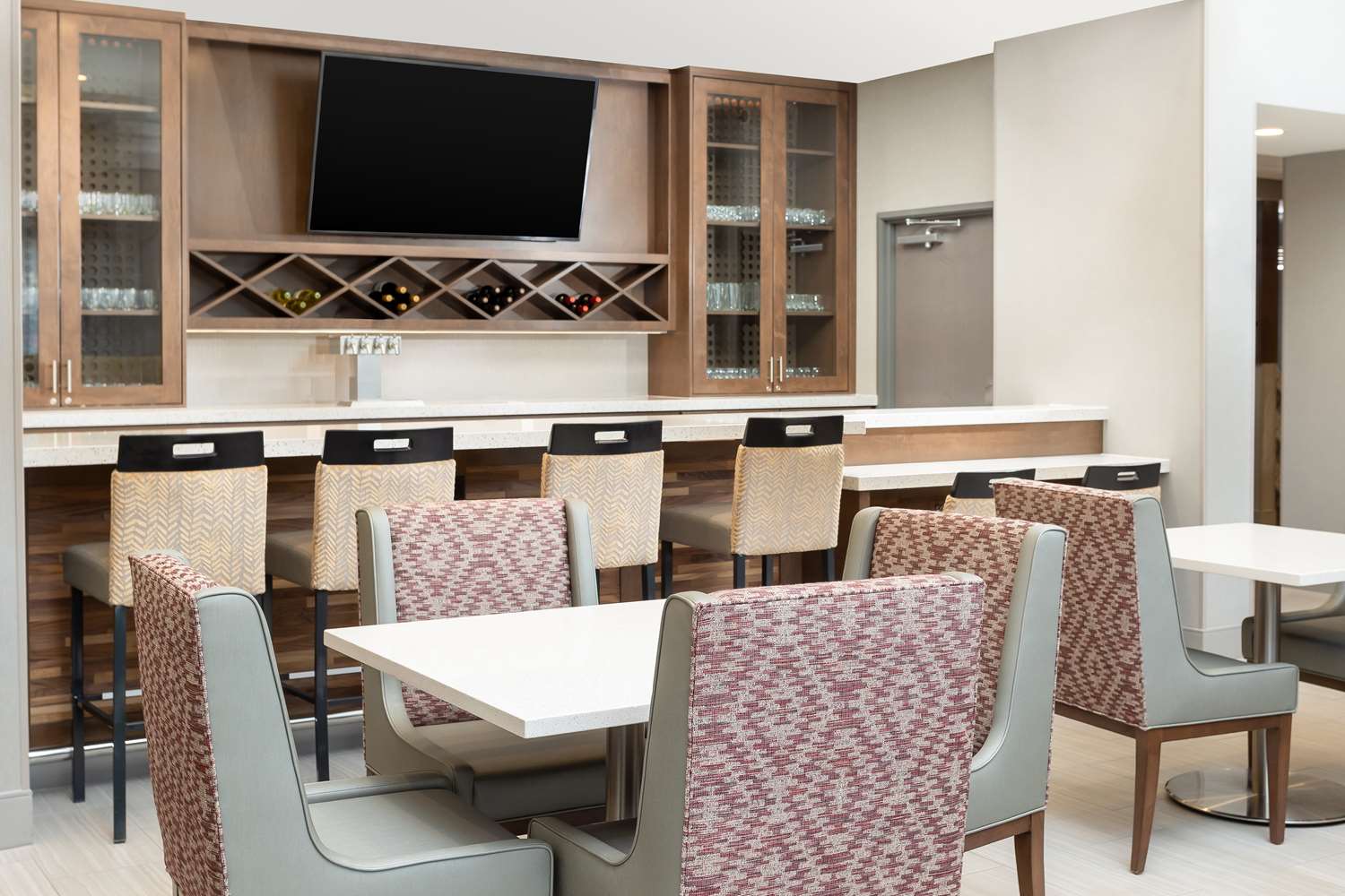 Фото Hampton Inn & Suites Santa Rosa Sonoma Wine Country