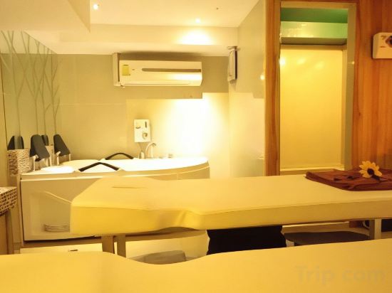 Фото The Golden Ville Boutique Hotel