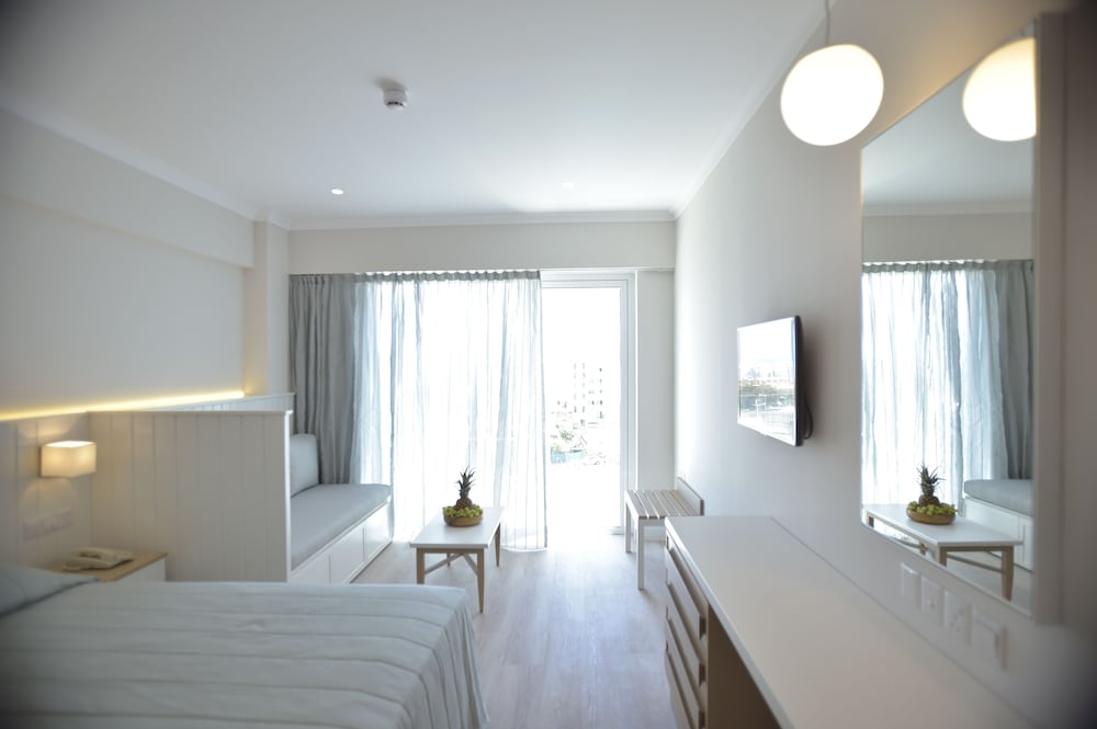 Фото Sunrise Gardens Aparthotel