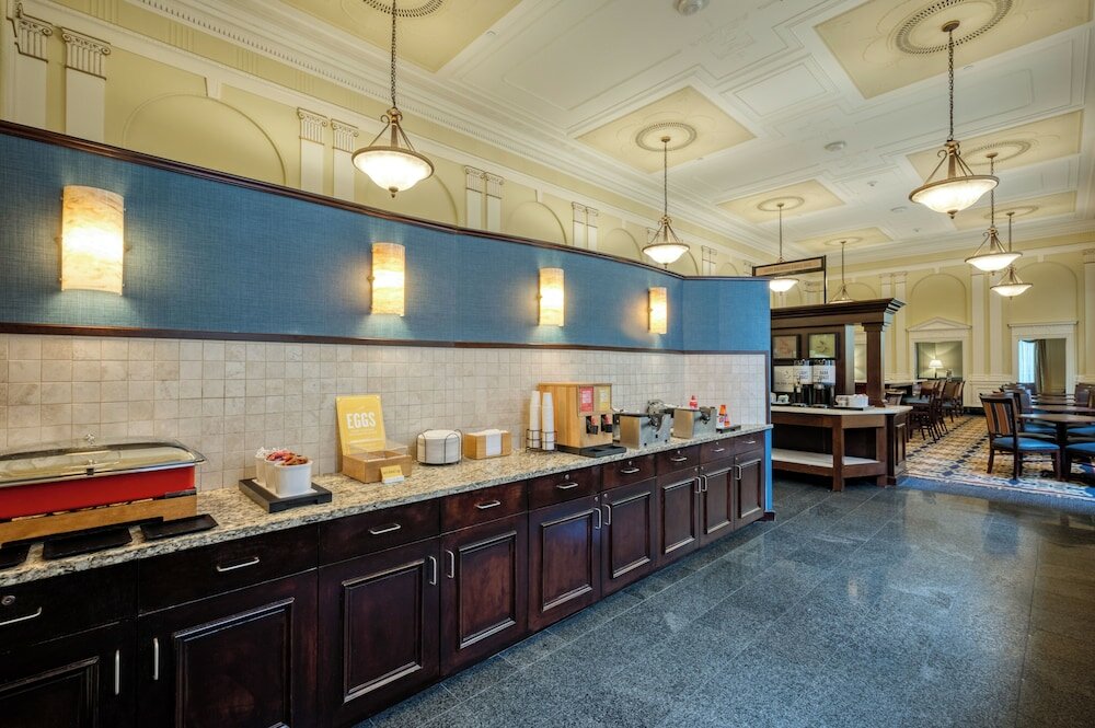 Фото Hampton Inn & Suites Providence Downtown