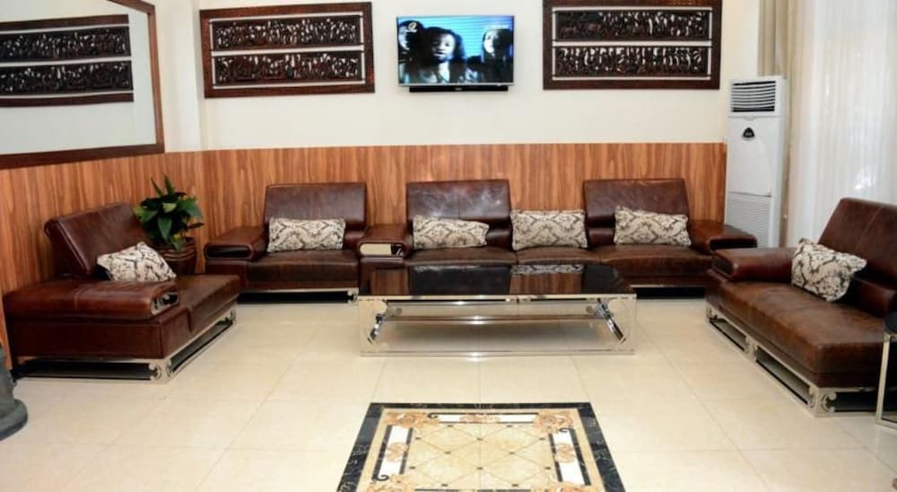 Фото La Posh Hotel