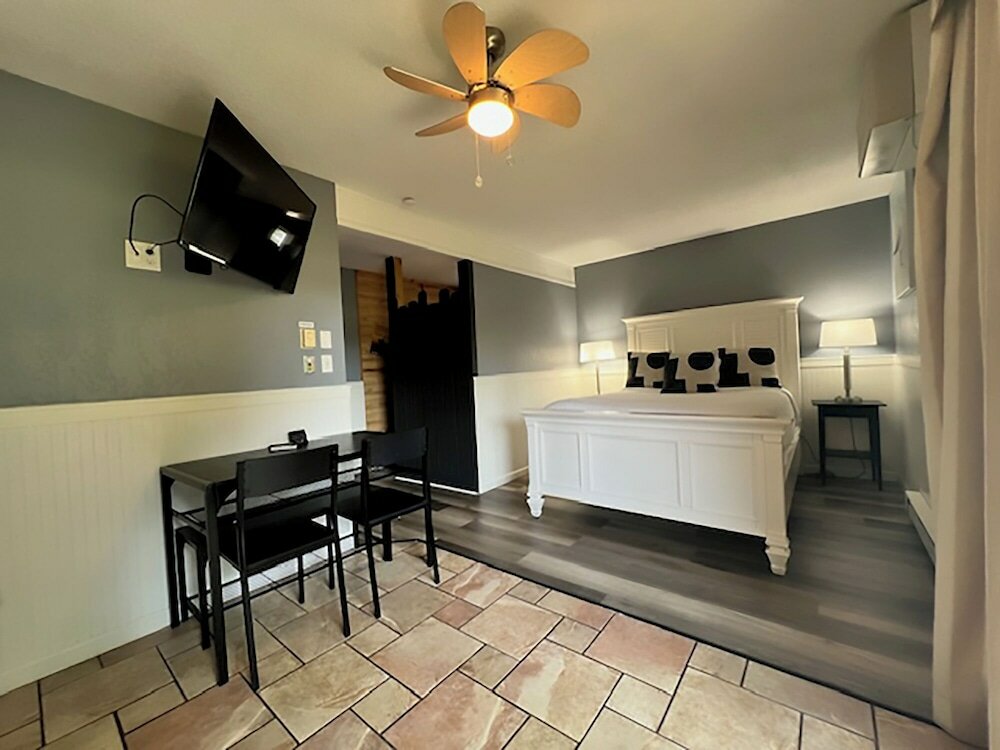 Фото Travelodge by Wyndham Traverse City Mi