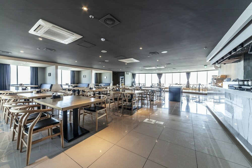 Фото Gangneung Tourist Hotel