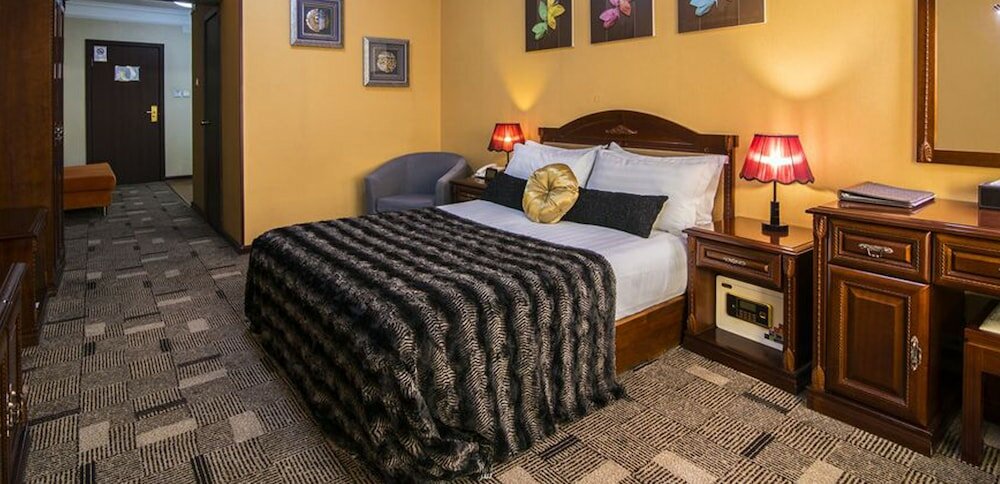 Фото New West Hotel