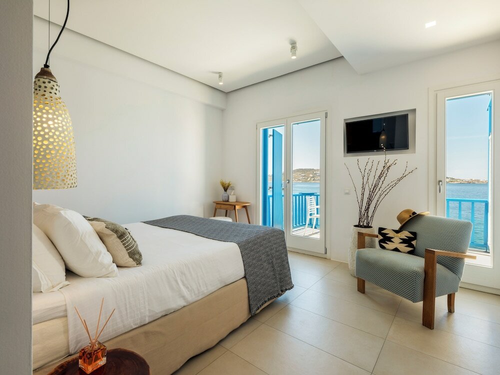 Фото Bluetopia Suites