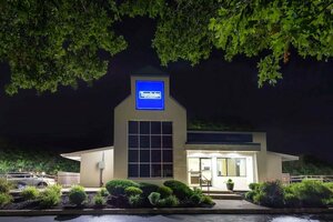 Гостиница Travelodge by Wyndham Essington Philadelphia Airport