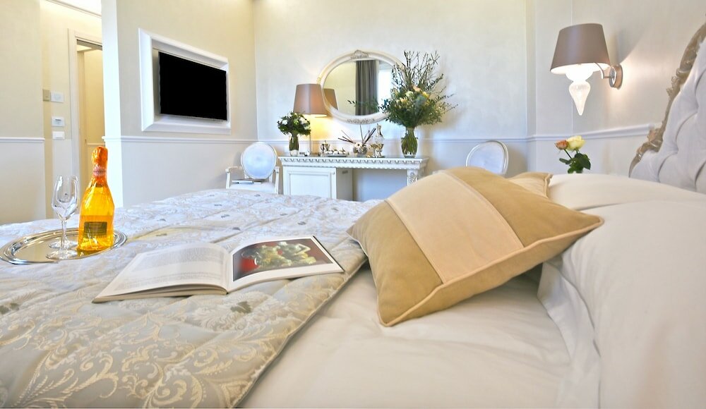 Фото The Moon Boutique Hotel