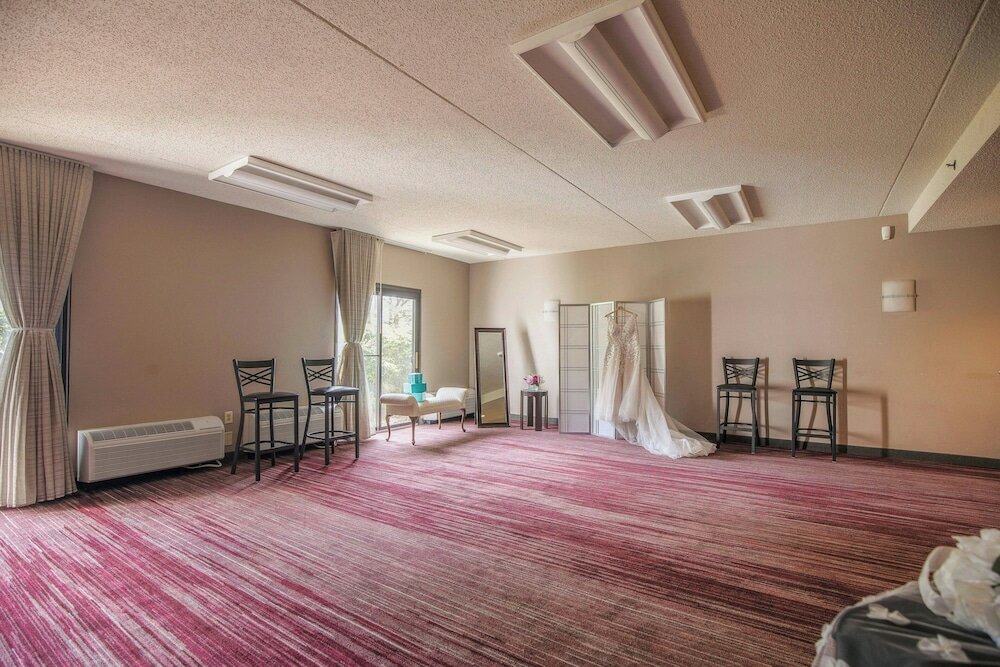 Фото Courtyard by Marriott Lincroft Red Bank