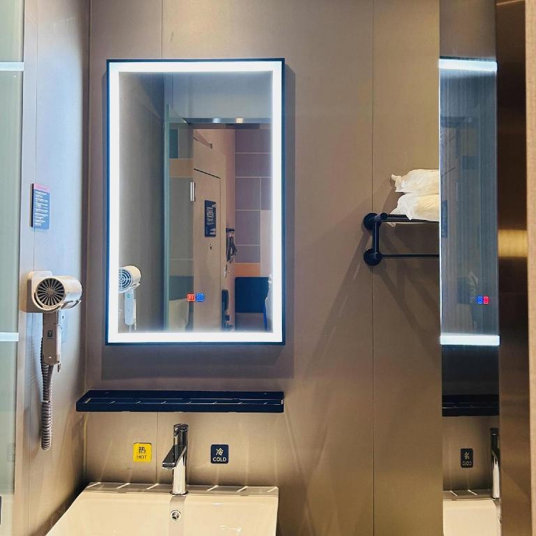 Фото 7Days Inn Shanghai LuJiaZui ShiMao Riviera GaRoaden