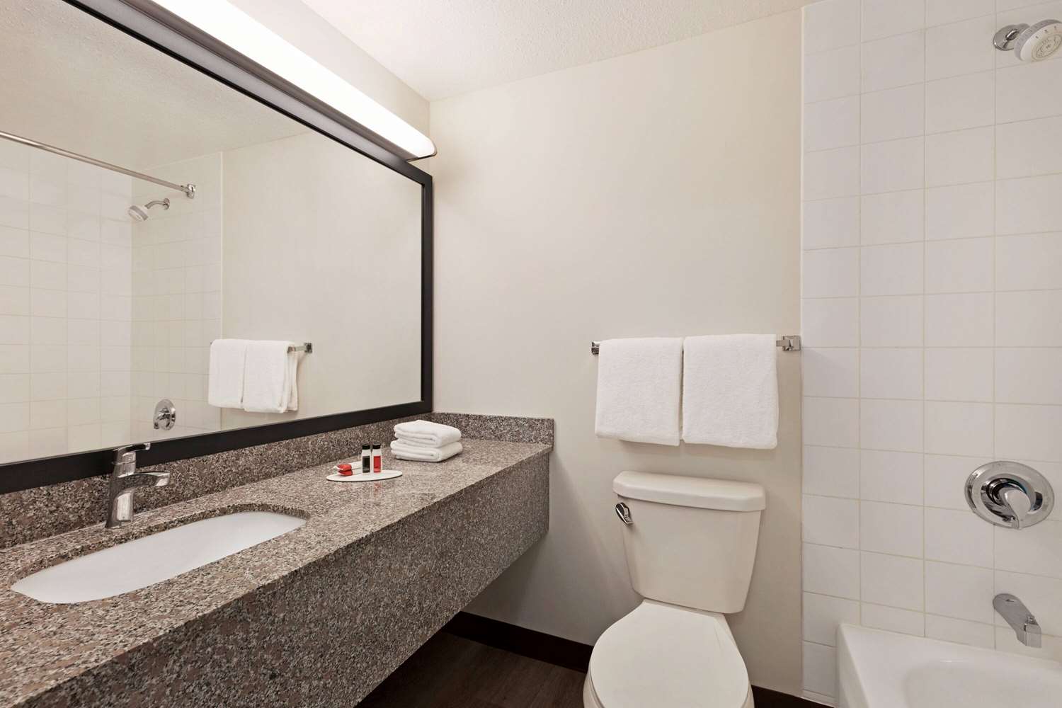 Фото Super 8 by Wyndham Calgary Shawnessy Area