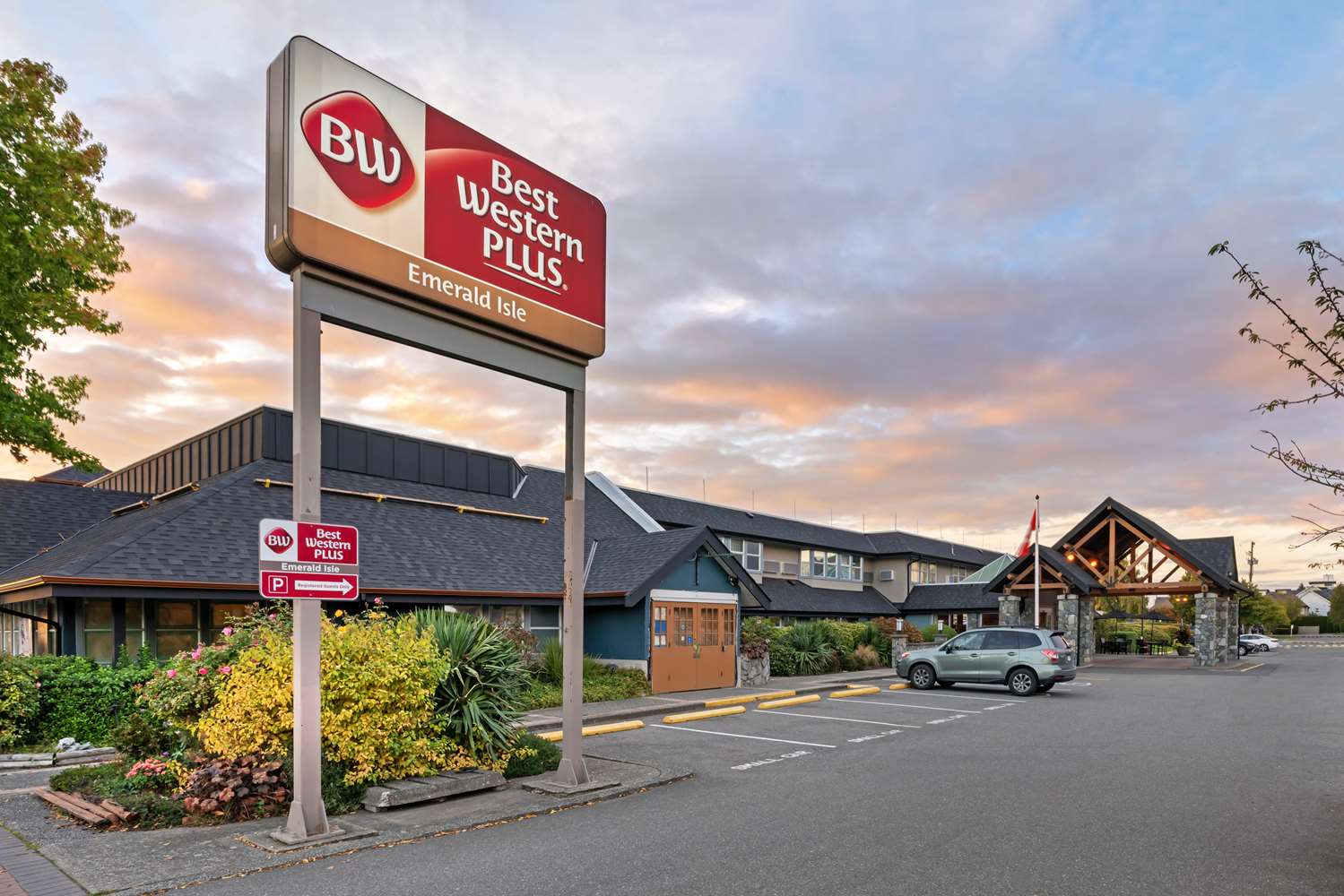 Фото Best Western Plus Emerald Isle Hotel