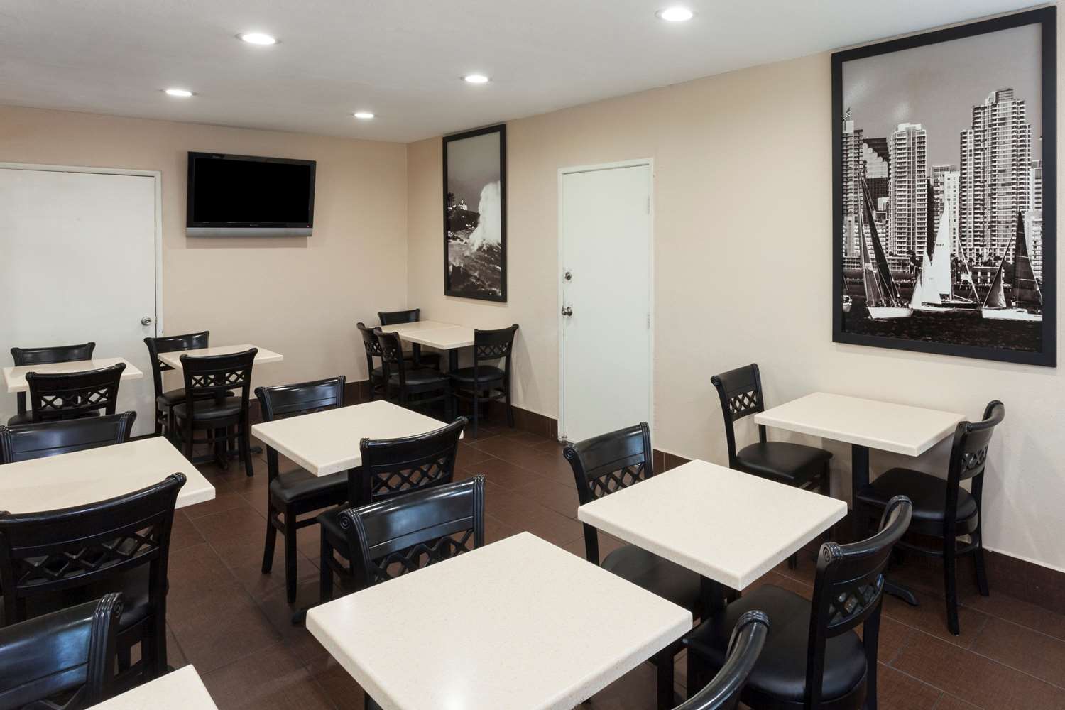 Фото Super 8 by Wyndham San Diego Hotel Circle