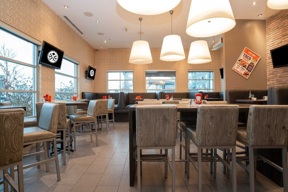 Фото Sandman Signature Edmonton South Hotel