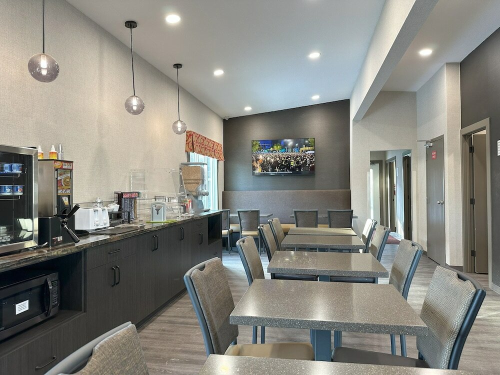 Фото Econo Lodge Inn & Suites Lethbridge