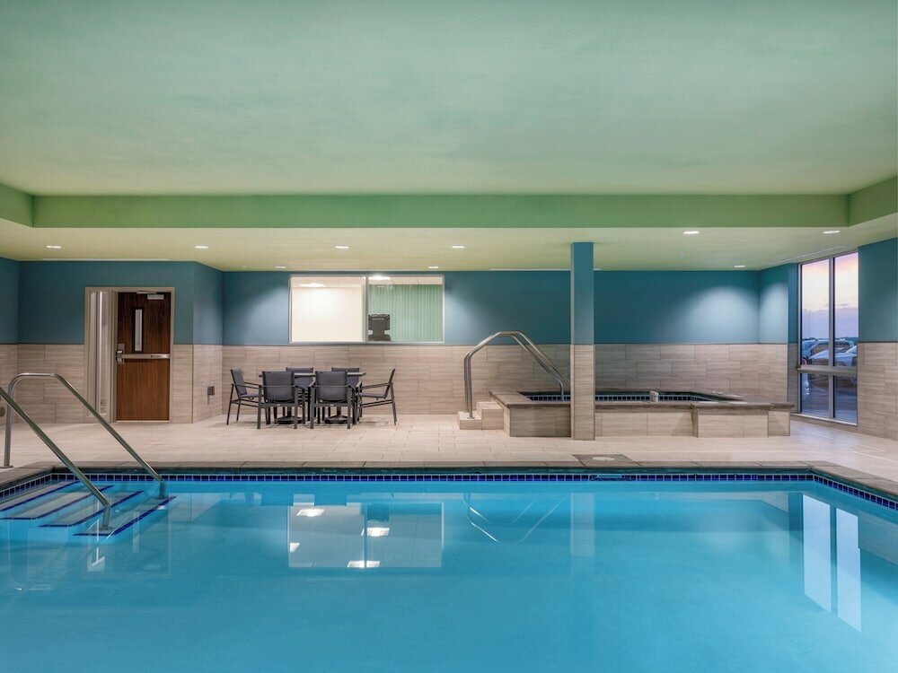 Фото Holiday Inn Express And Suites Watertown, an Ihg Hotel