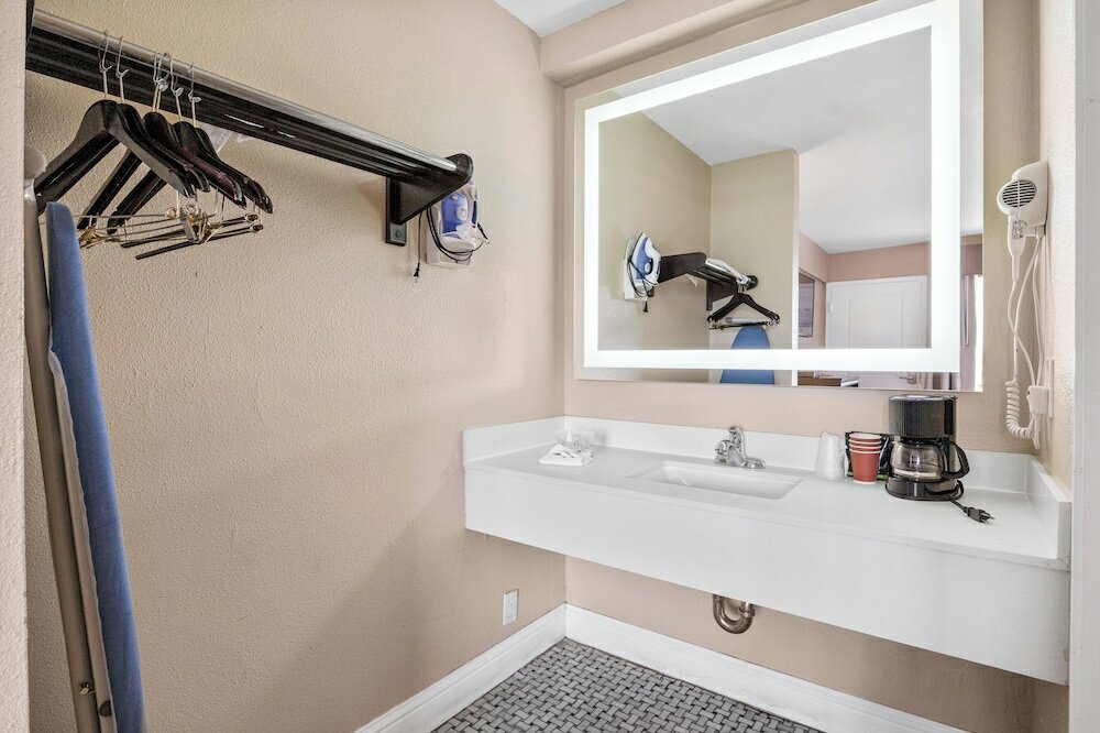 Фото Executive Inn Hotel