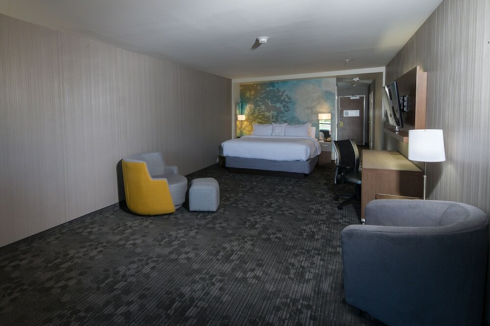 Фото Courtyard Bay City