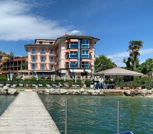 Внешний вид отеля Hotel Kriss Internazionale в Бардолино, фото 1