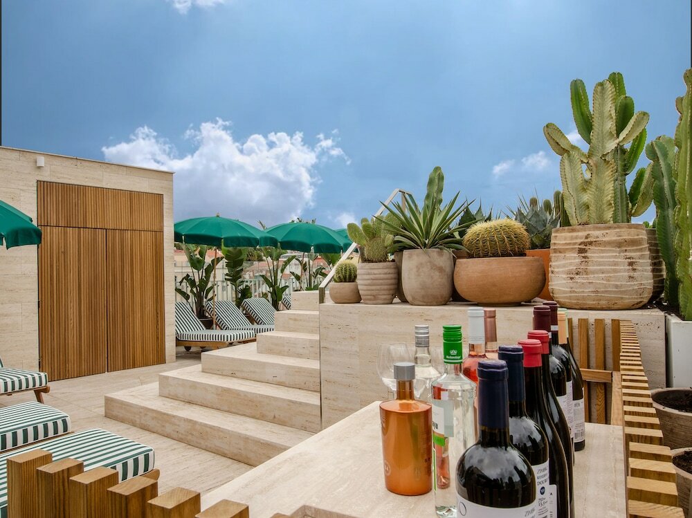 Фото Browns Avenue Hotel