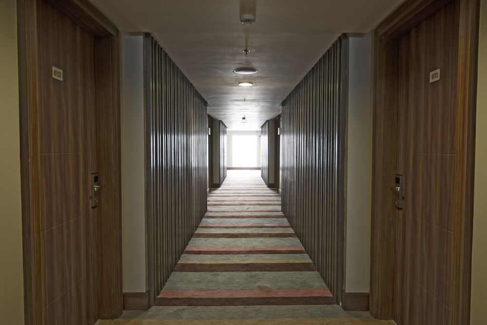 Фото Newtown Plaza Hotel