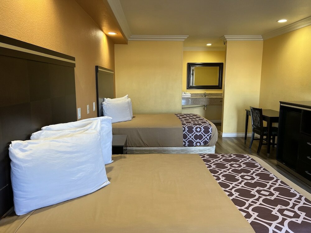 Фото Industry Inn & Suites