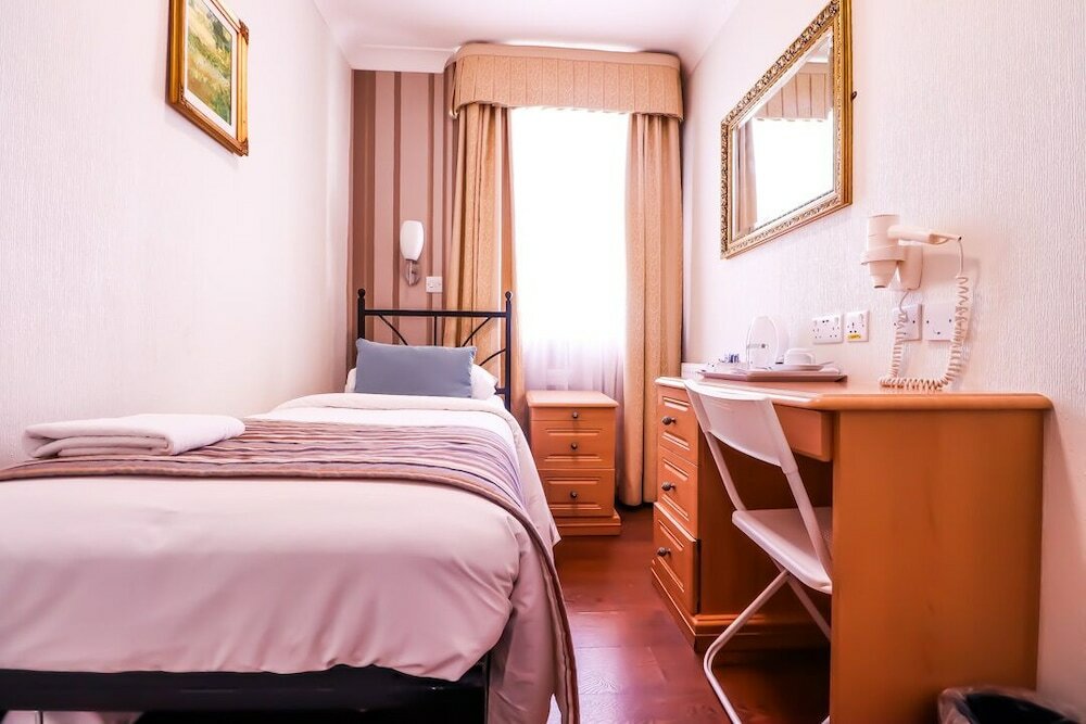 Фото The Fairway Hotel