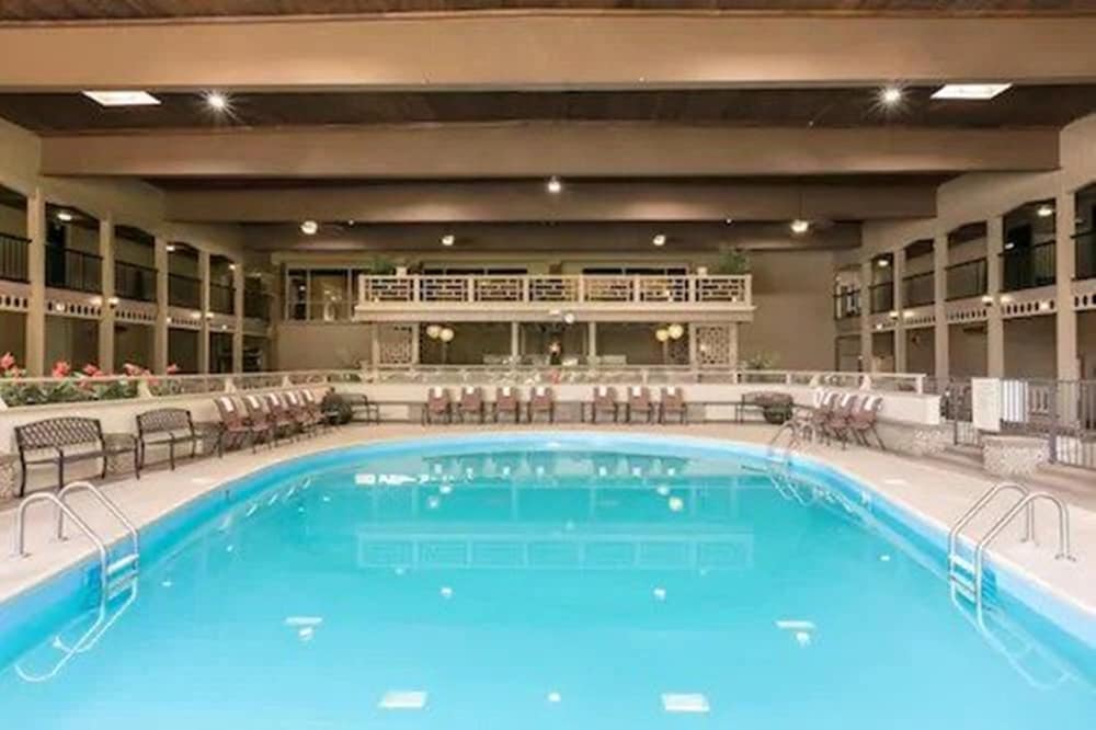 Фото Radisson Hotel Louisville North