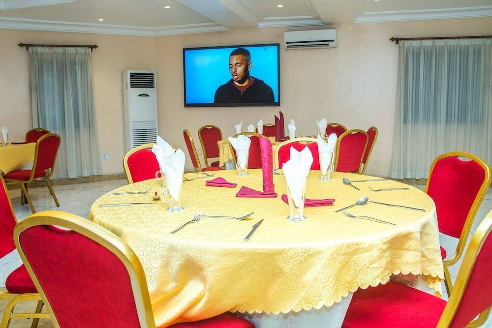 Фото Royal Crest Hotel & Suites