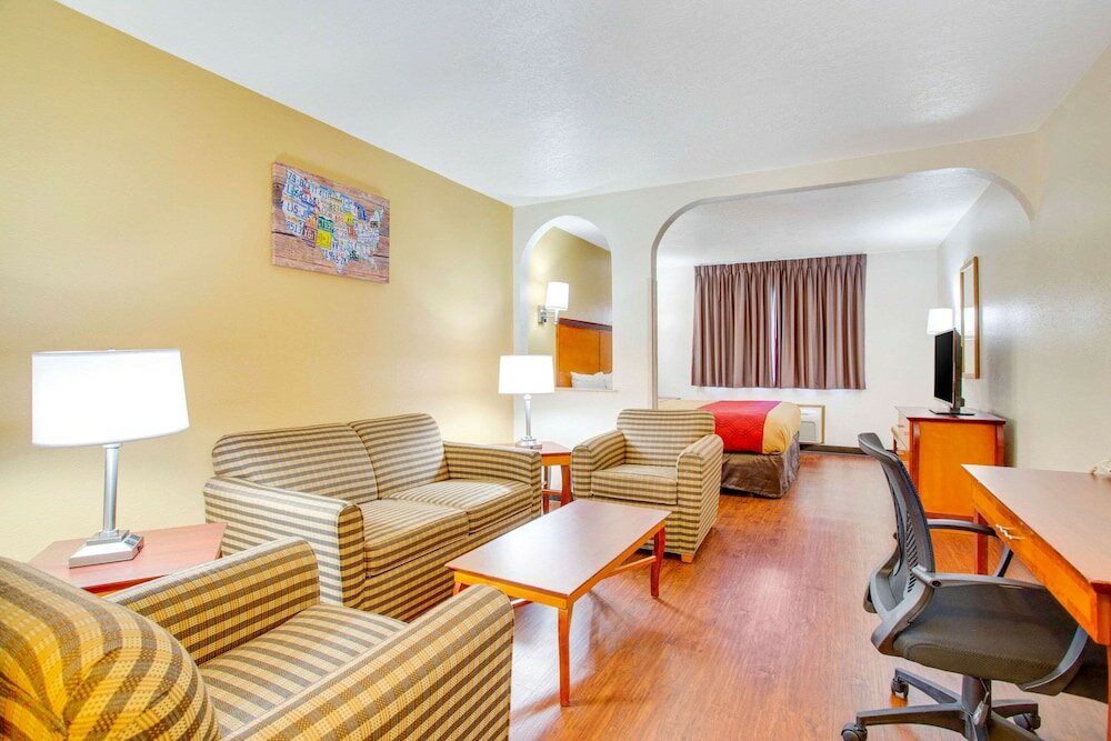 Фото Econo Lodge Inn & Suites