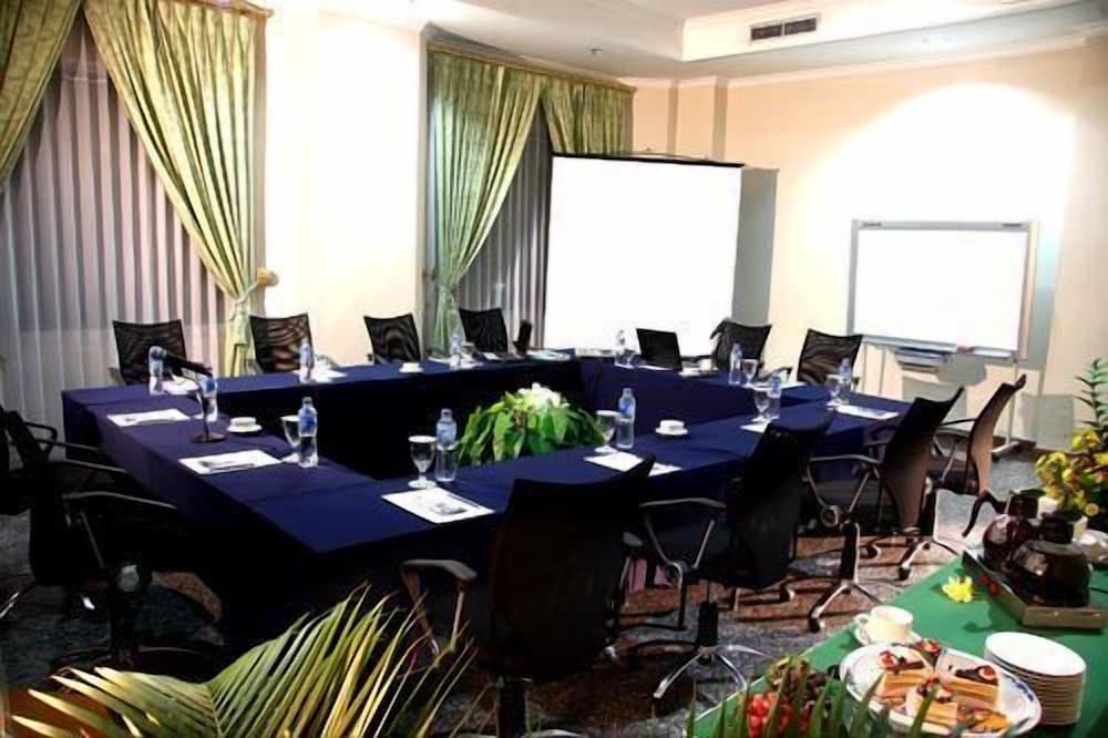 Фото Hotel Grand Tiga Mustika