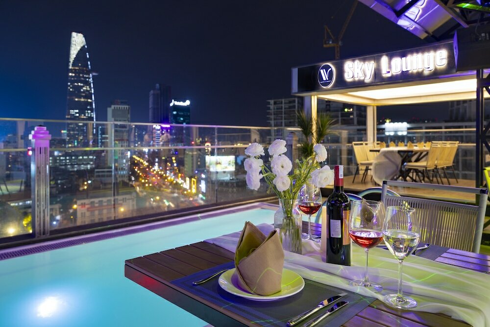 Фото Winsuites Saigon Hotel