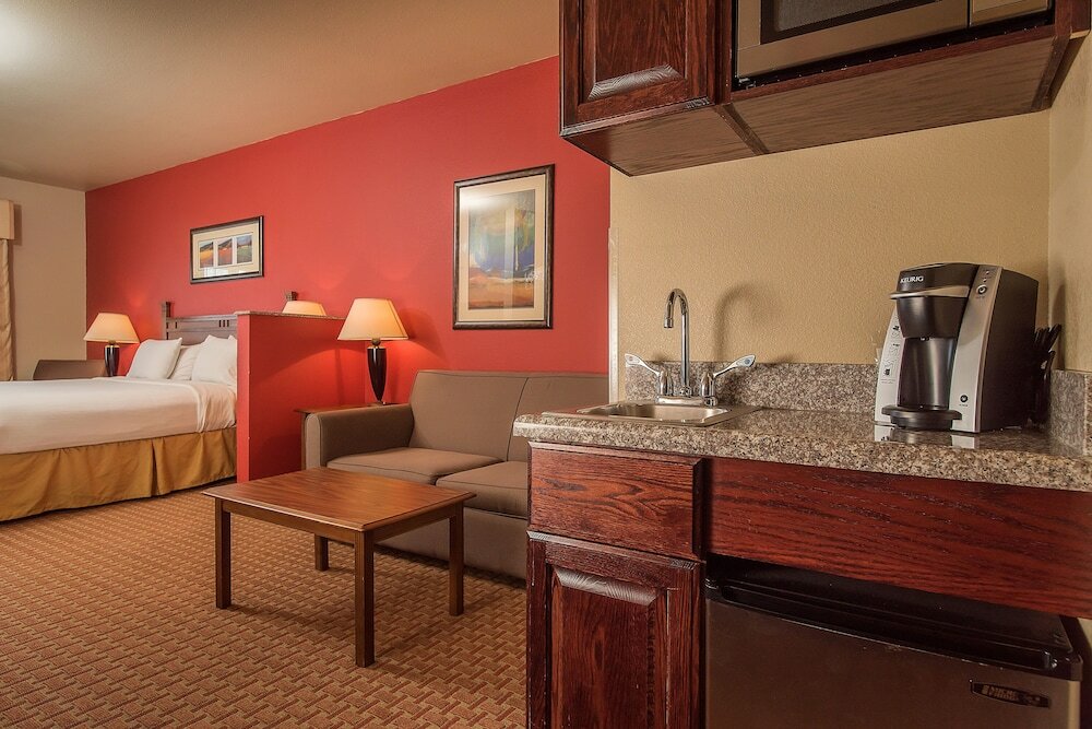 Фото Baymont Inn & Suites by Wyndham Sturgis