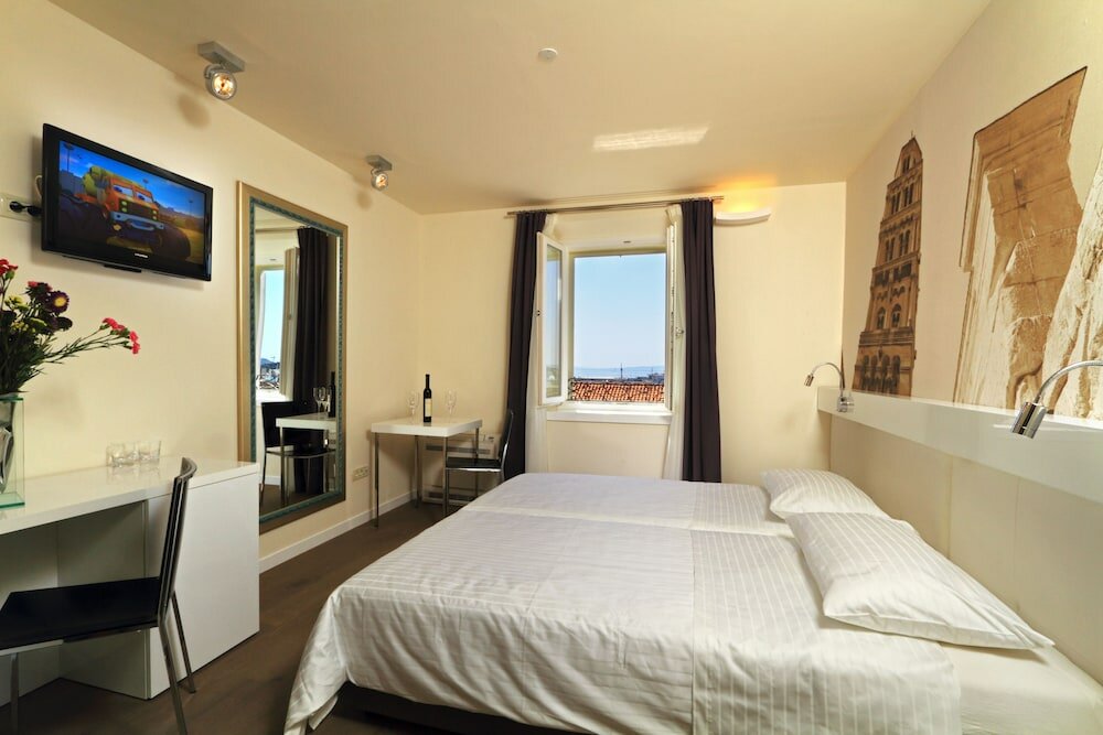 Фото La Porta Luxury Rooms