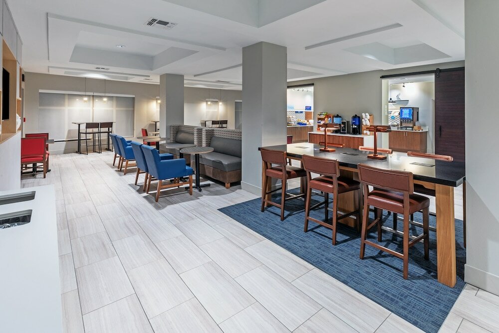 Фото Holiday Inn Express & Suites West, an Ihg Hotel