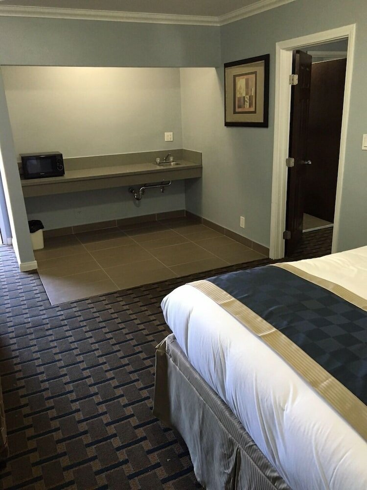 Фото Hollywood Palms Inn and Suites