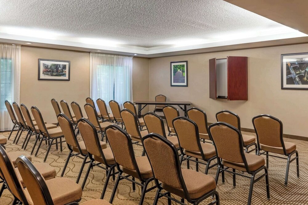 Фото Comfort Suites Regency Park