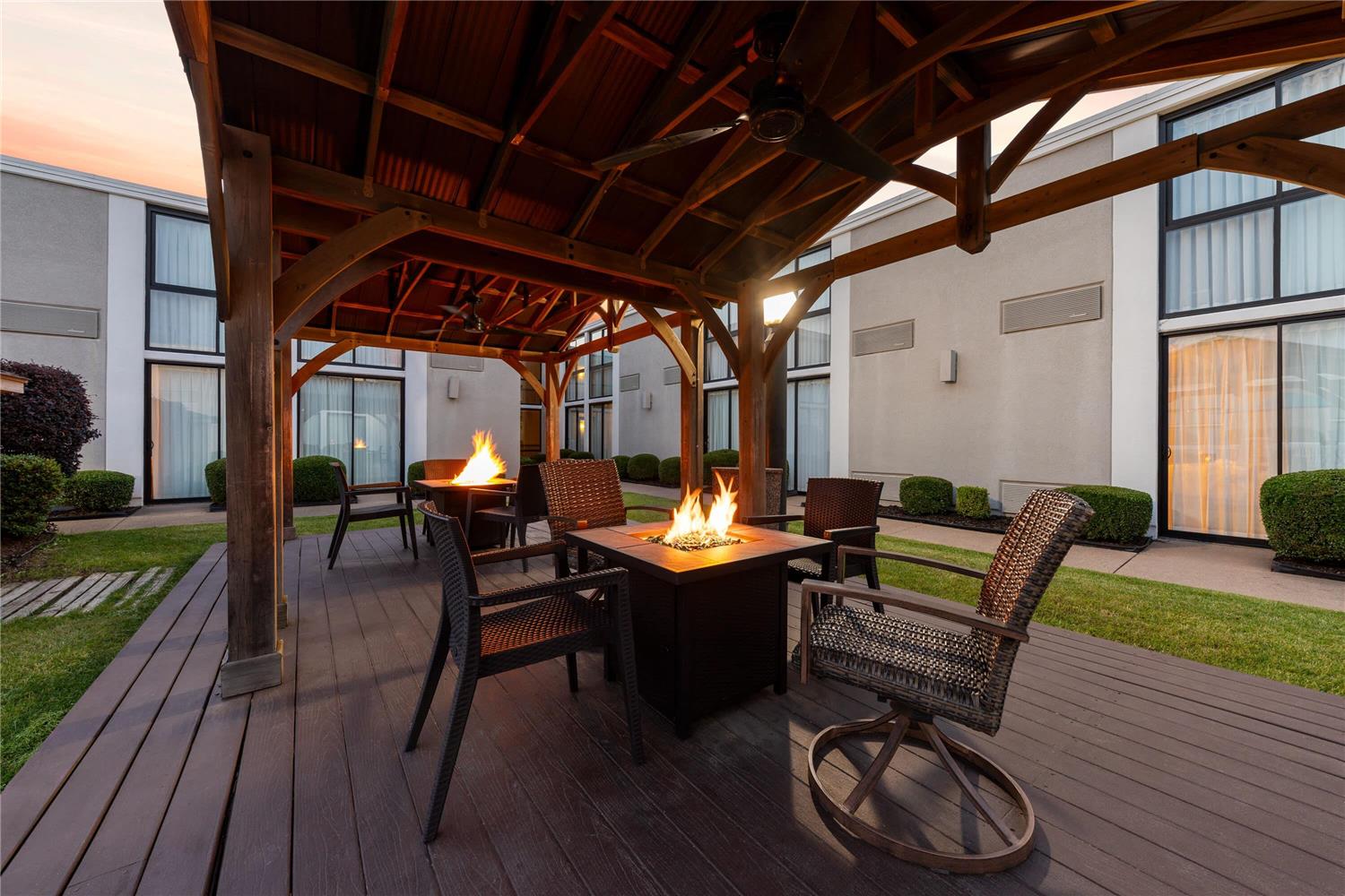 Фото Wyndham Riverfront Little Rock