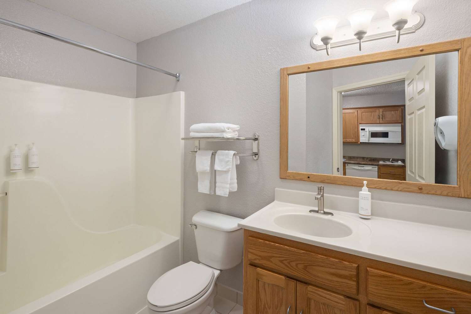 Фото Days Inn & Suites by Wyndham Green Bay Wi