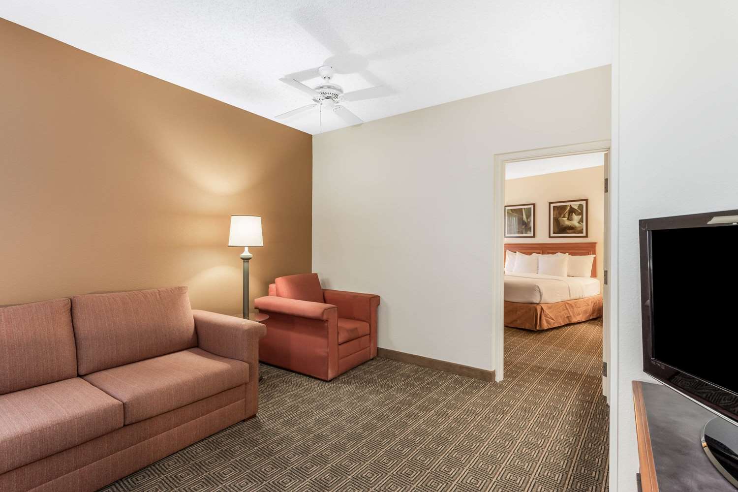 Фото La Quinta Inn & Suites by Wyndham Orlando South