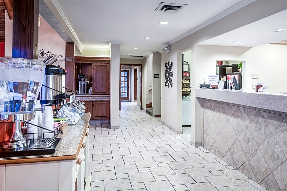 Фото Cloverleaf Suites Kansas City - Overland Park