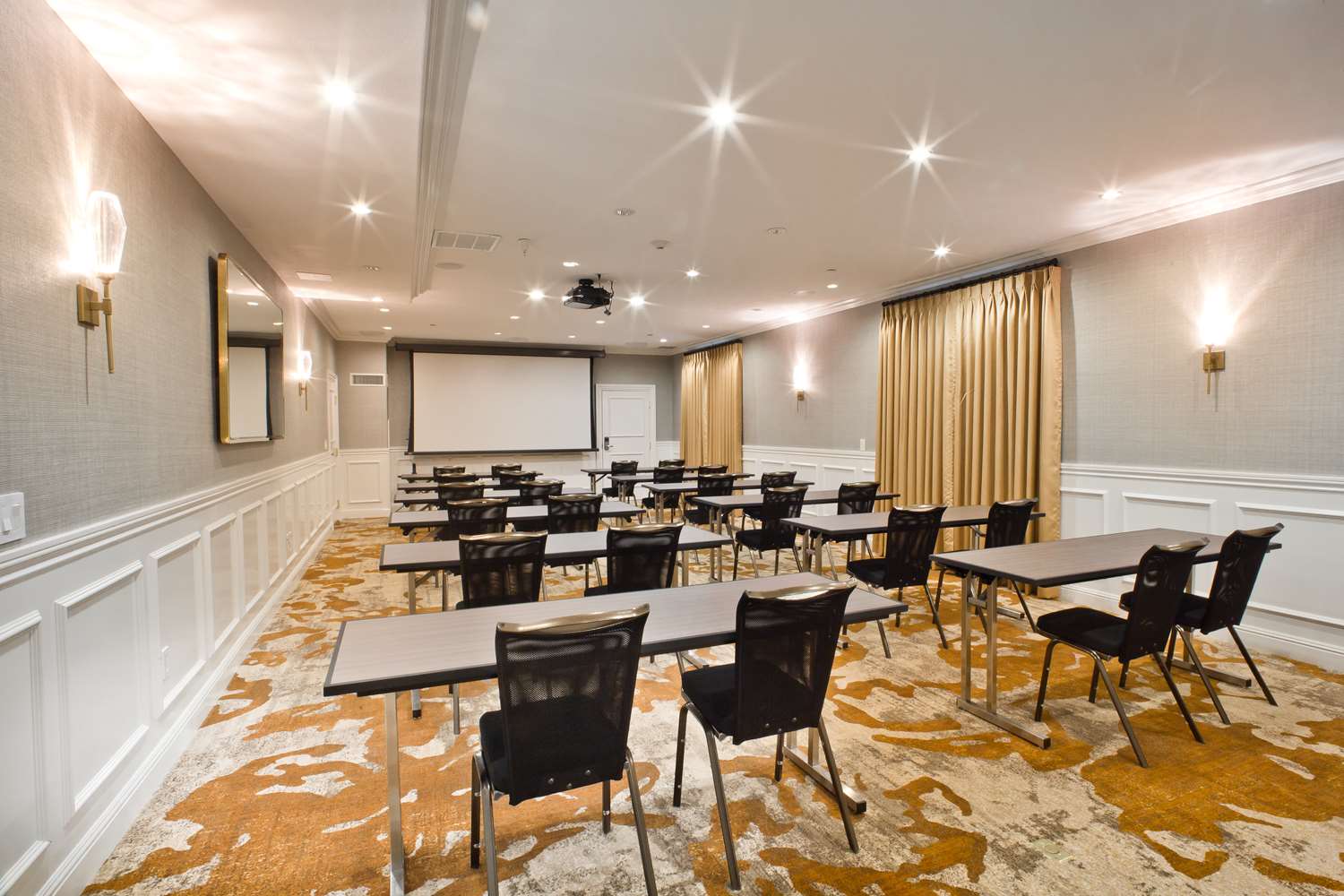 Фото The Inn at Saratoga, Tapestry Collection by Hilton