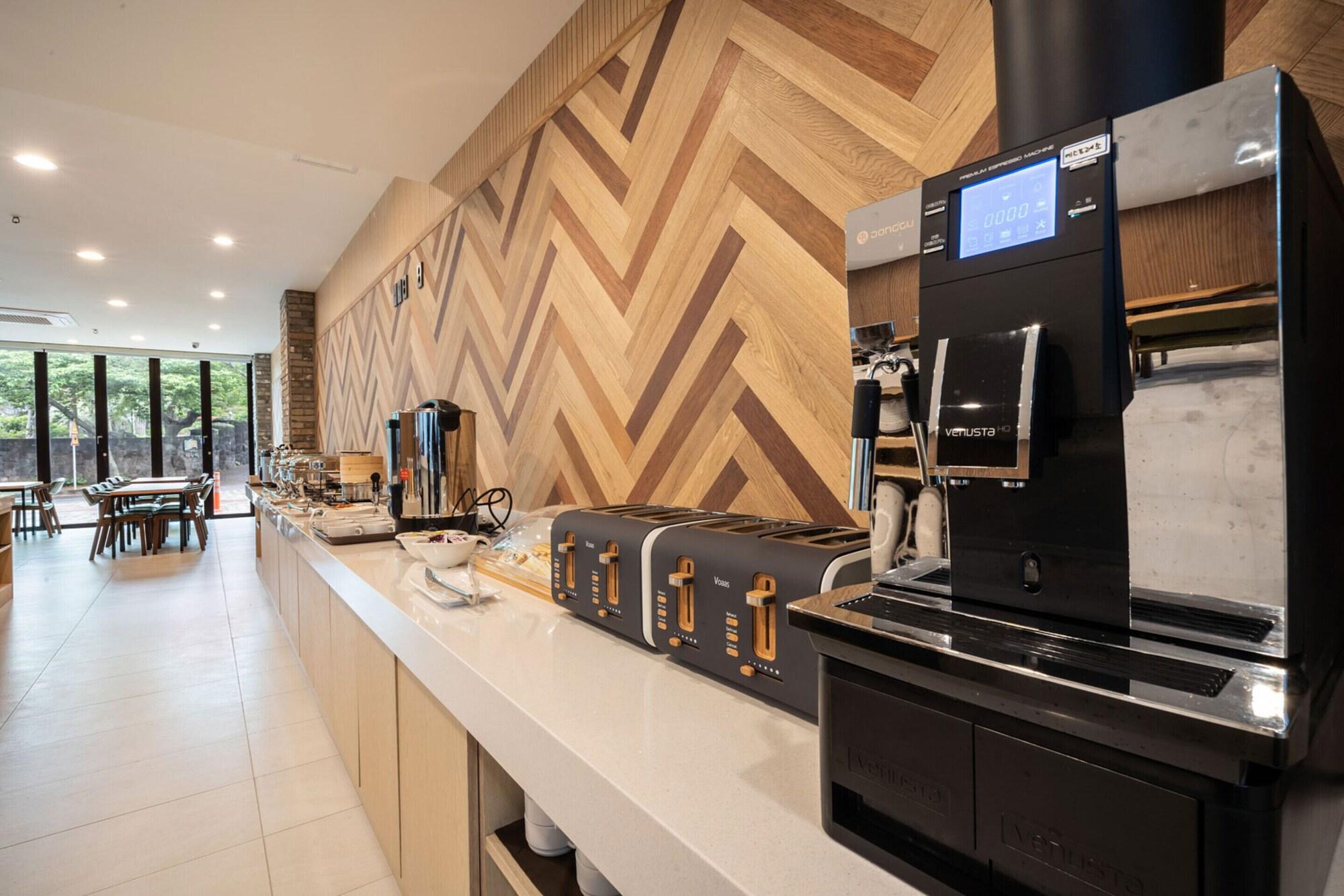 Фото Aroomi Hotel