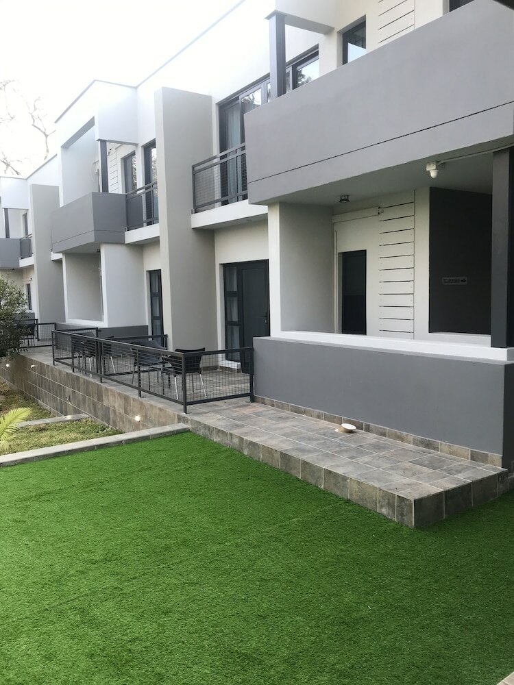 Фото La Orchard Hotel