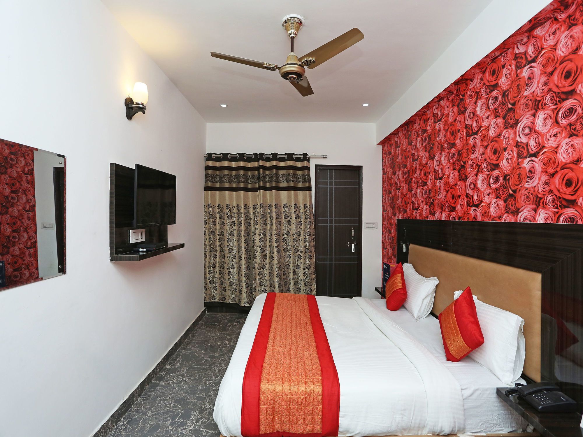 Фото Oyo 11405 Hotel Tej Palace