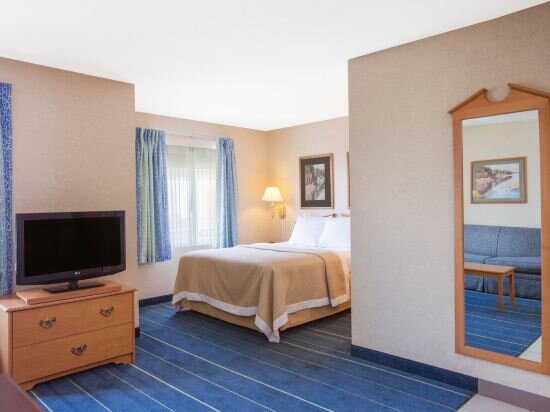 Hotel Days Inn & Suites by Wyndham Bridgeport - Clarksburg, State of West Virginia, photo