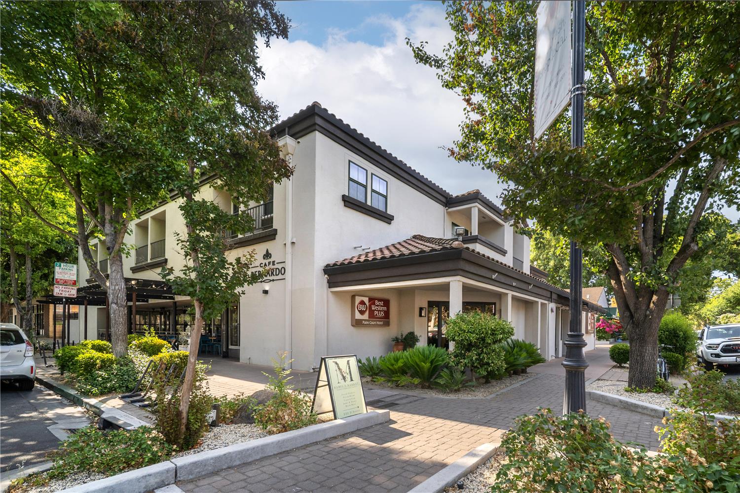 Фото Best Western Plus Palm Court Hotel