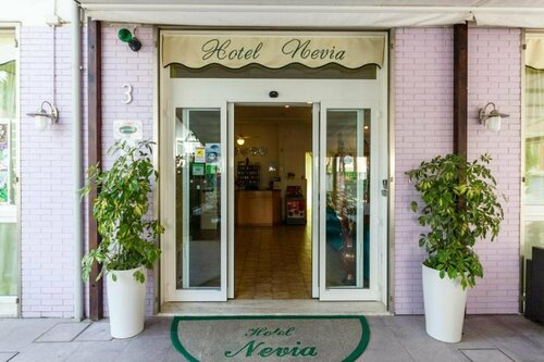 Внешний вид отеля Hotel Nevia - Pinarella di Cervia в Червии, фото 3