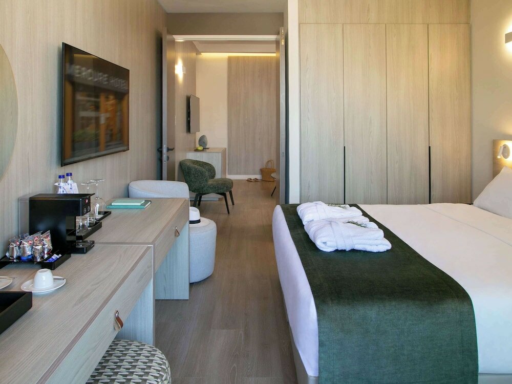 Фото Mercure Larnaca Finikoudes Beach