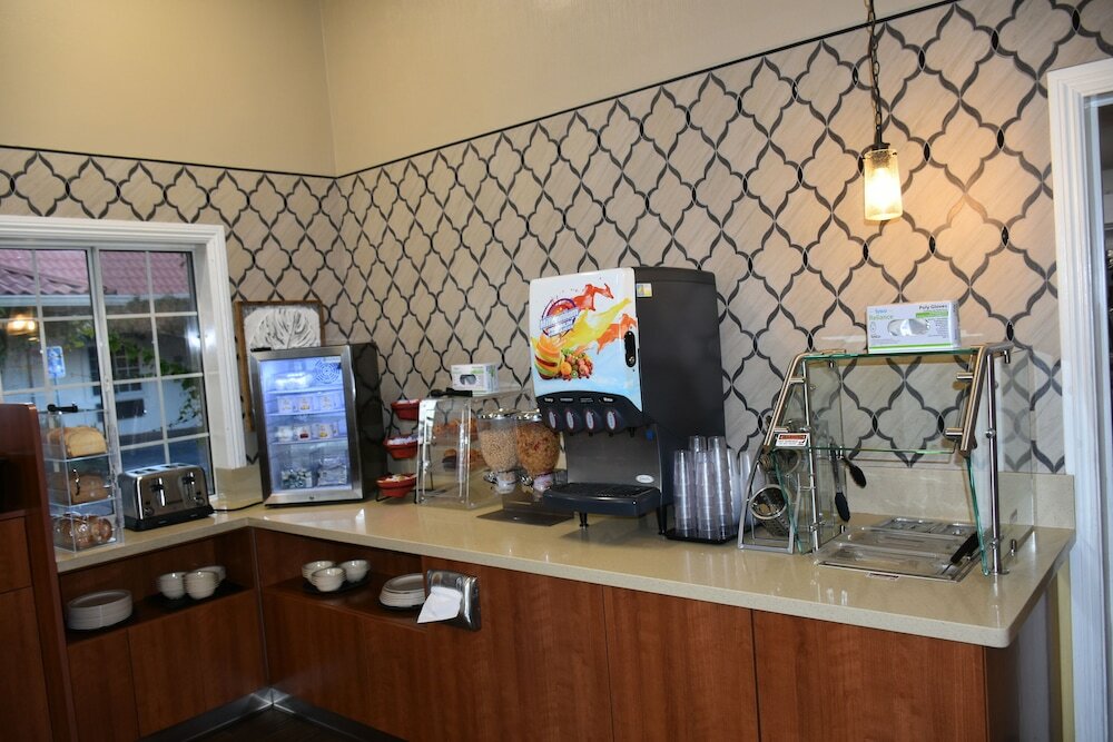 Фото Dynasty Suites Redlands